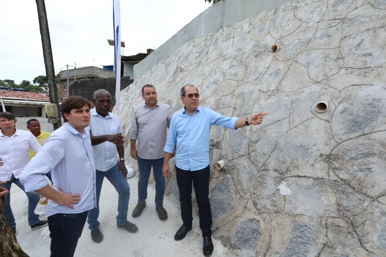 Prefeito Mano Medeiros entrega mais um muro de contenção no Jaboatão