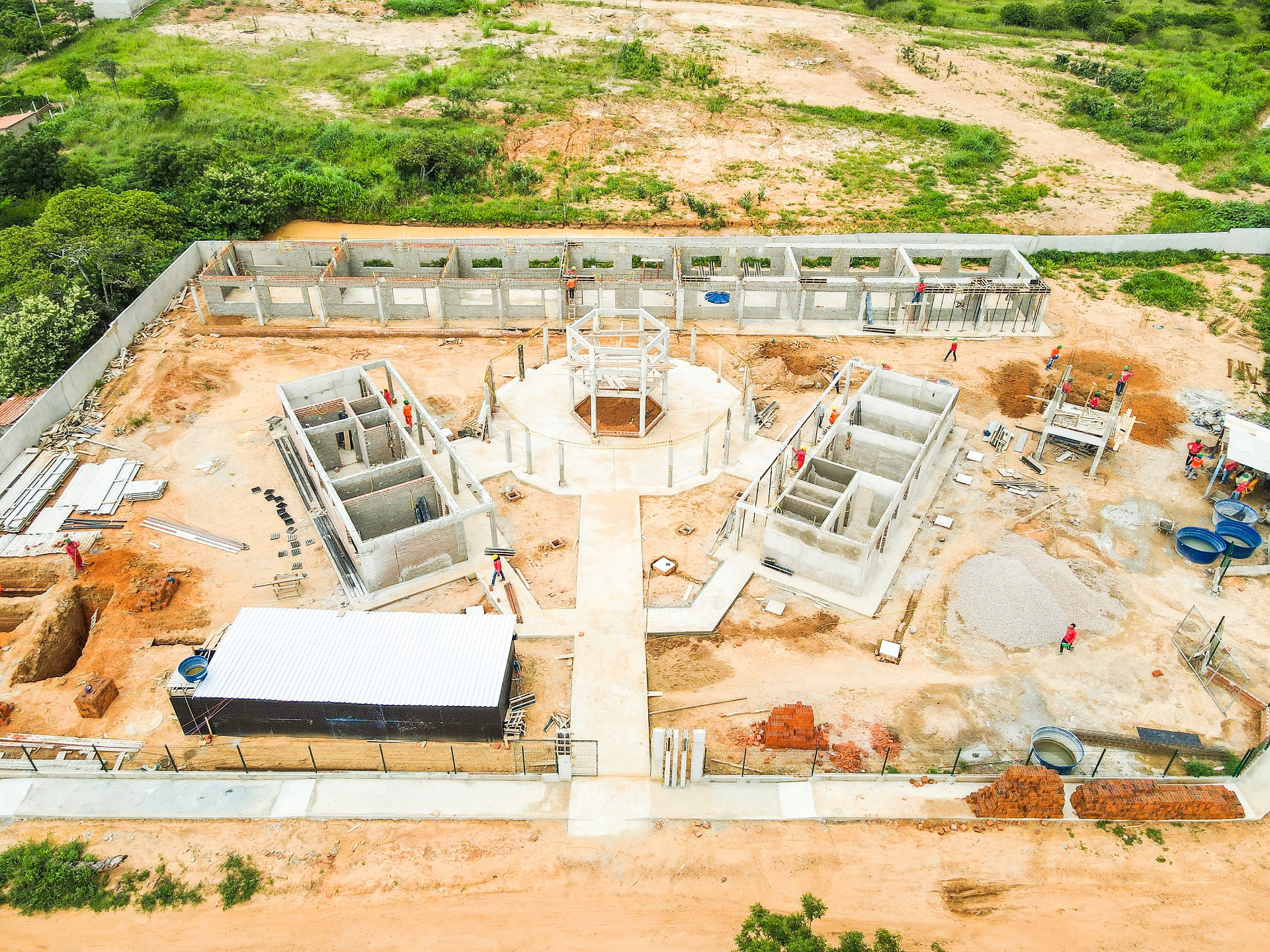 Prefeito visita obras de reforma da Escola João da Costa Viana